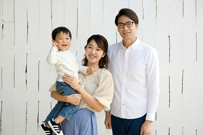 若い夫婦と子供