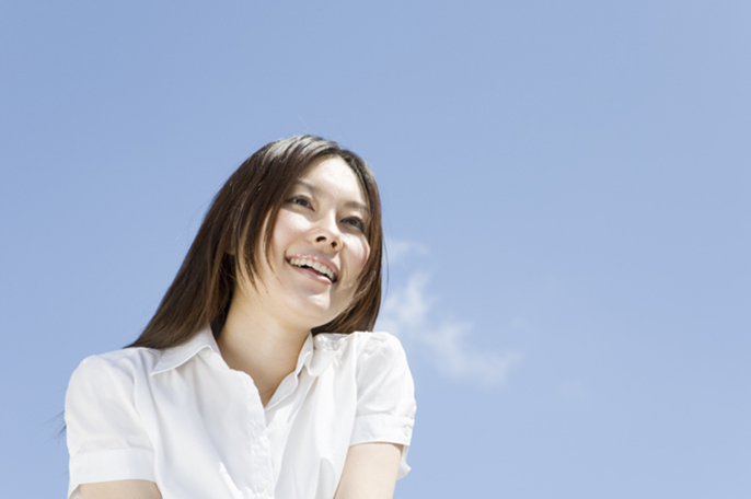 笑顔の女性と青空